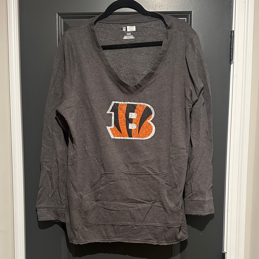 NFL Women’s Cincinnati Bengals Gray V-Neck Pullover with Team Logo